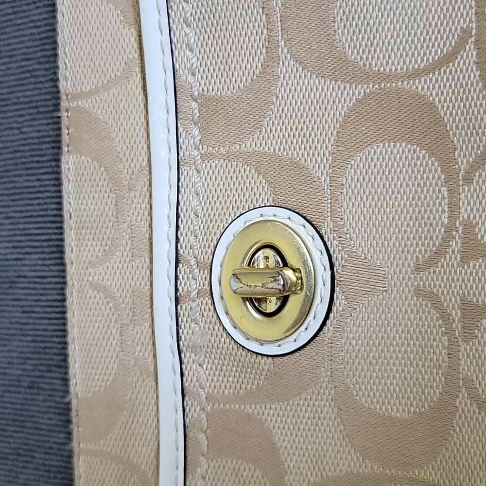 Coach signature C wristlet - Picture 3 of 13